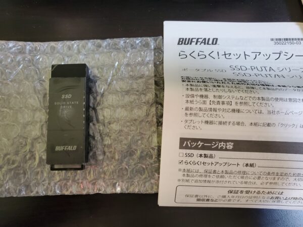バッファローのSSD(SSD-PUT1.0U3-B/N)の本体と説明書