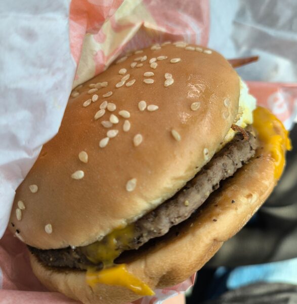 チーズ月見バーガーを持っていただく