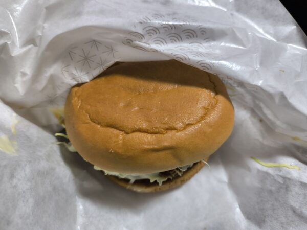 メンチカツチーズバーガーを開いて上から確認