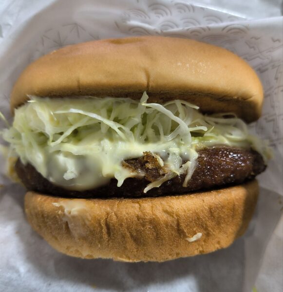 メンチカツチーズバーガーを横から確認