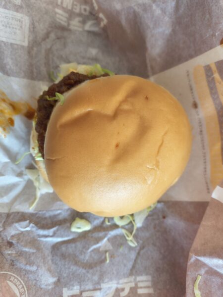 コク旨ビーフデミグラコロのパッケージを開く