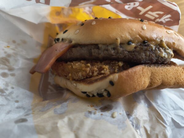 ザク切りポテト&肉厚ビーフ やみつきコンソメペッパーマヨを横から確認