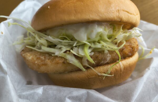 ガーリックトマトのとり竜田バーガー横から確認