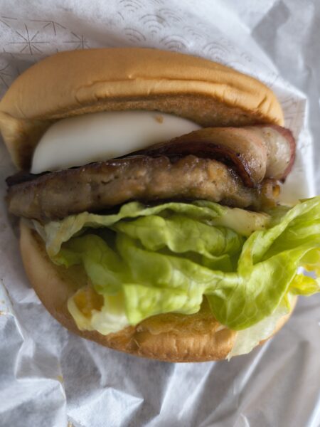 とろったまベーコンテリヤキバーガーを食べる