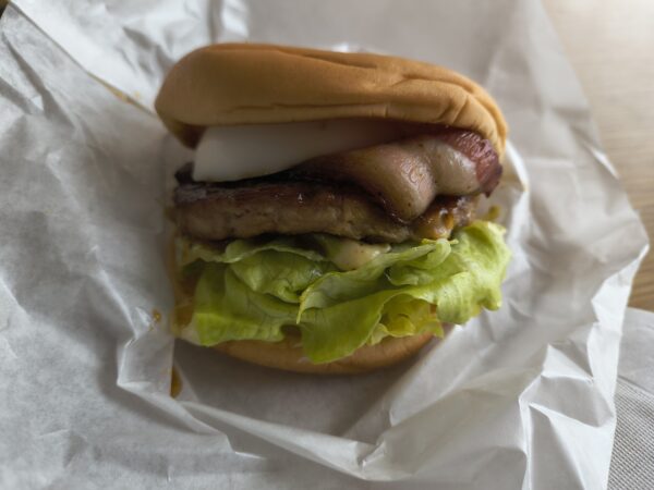 とろったまベーコンテリヤキバーガー 横から確認
