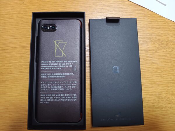 motorola razr 50の箱を開く