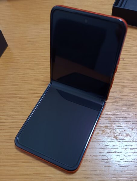 motorola razr 50を曲げたところ