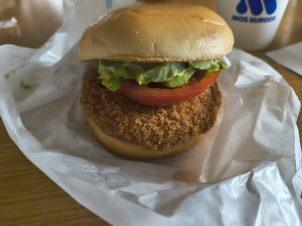アボカド海老カツバーガーを横から確認