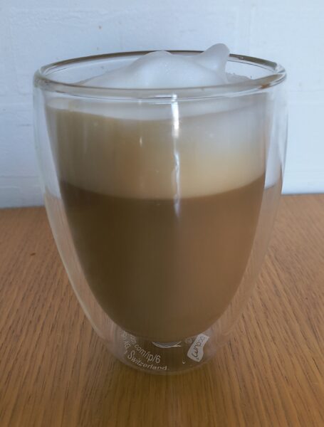 BODUM PAVINA ダブルウォールグラスにコーヒーを入れる