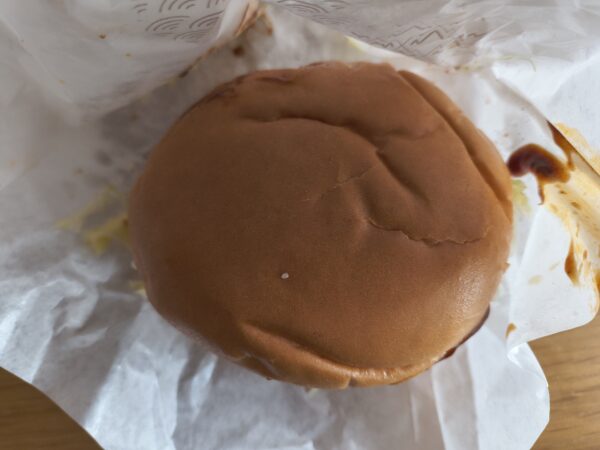 メンチカツチーズバーガー デミグラスソースを上から確認