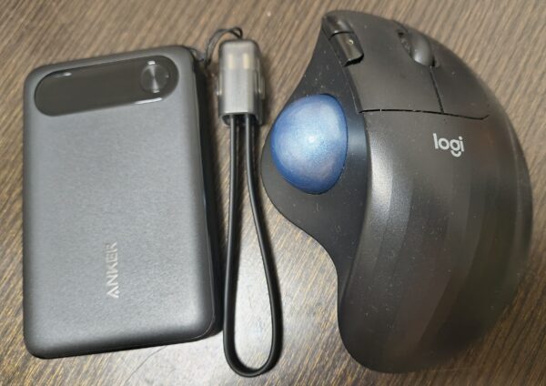Anker Power Bank(10000mAh)とトラックボールの比較