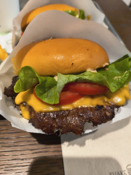 シャックバーガーを近くで確認